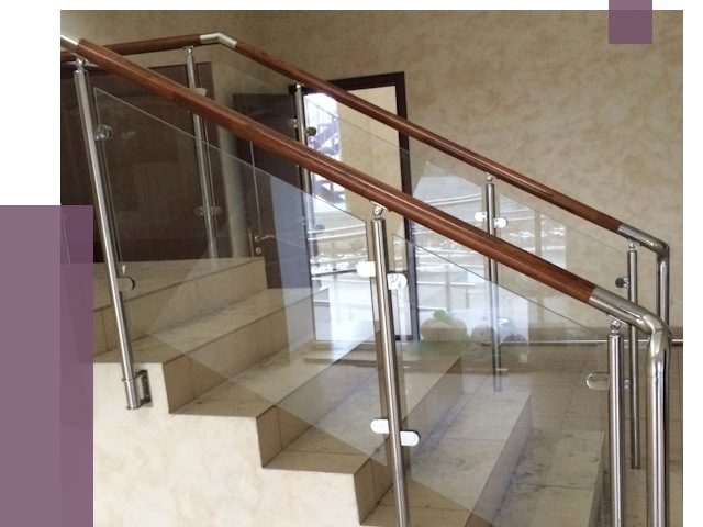 Комбинированные перила из металла и дерева в Новокубанске