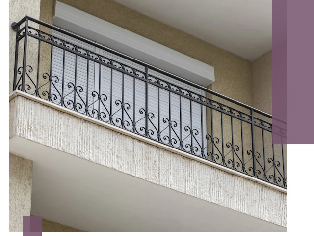 Балконные ограждения из металла и стекла в Новокубанске для домов