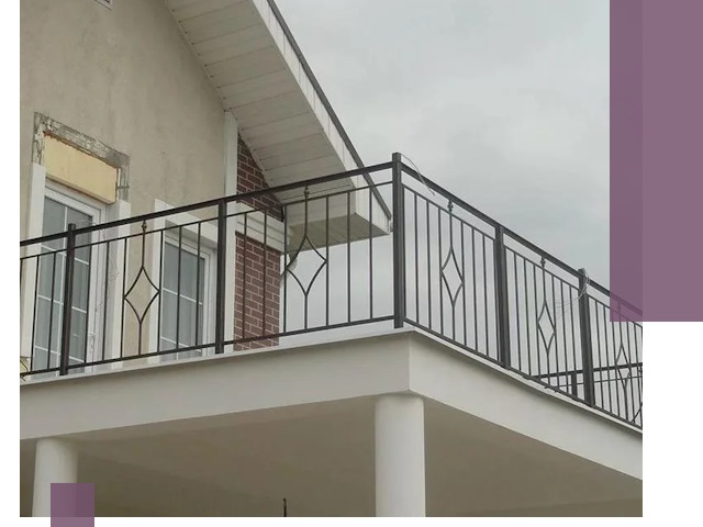 Изготовление балконных ограждений в Новокубанске из металла и стекла