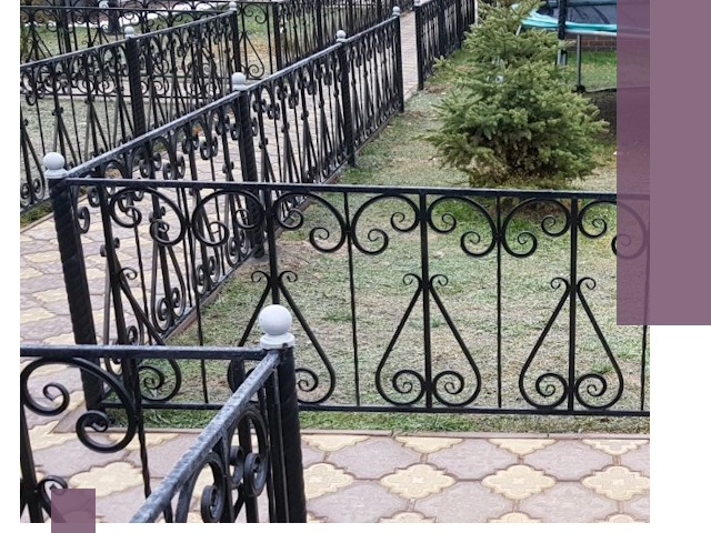 Кованые газонные ограждения под ключ в Новокубанске